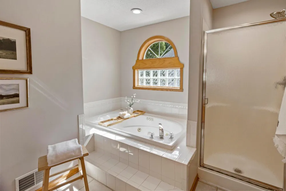 2452 Eagle Valley Drive Woodbury, MN 55129