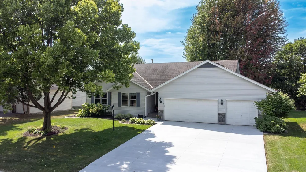2452 Eagle Valley Drive Woodbury, MN 55129