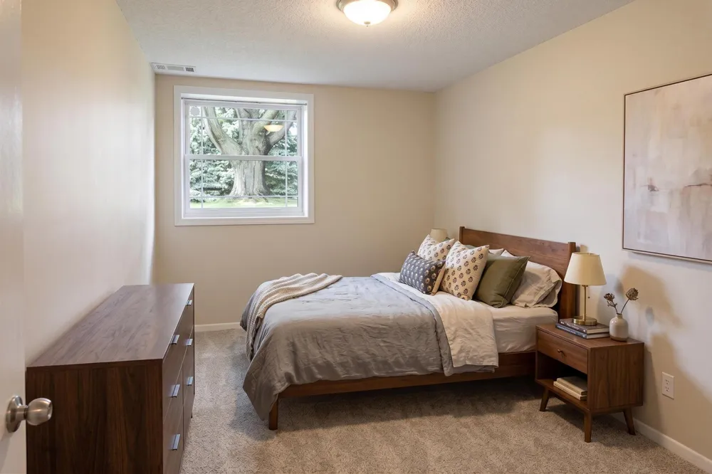 2452 Eagle Valley Drive Woodbury, MN 55129