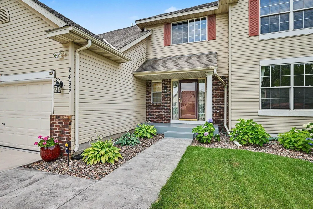 2466 Lone Eagle Trail Woodbury, MN 55129