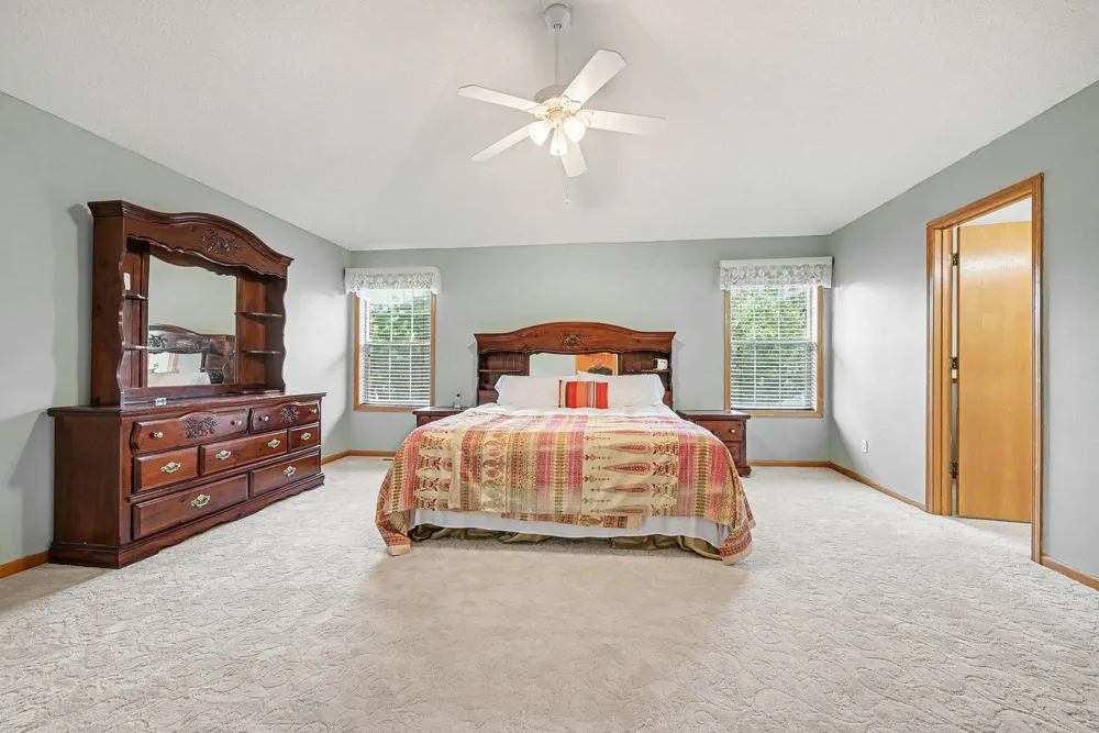 2466 Lone Eagle Trail Woodbury, MN 55129