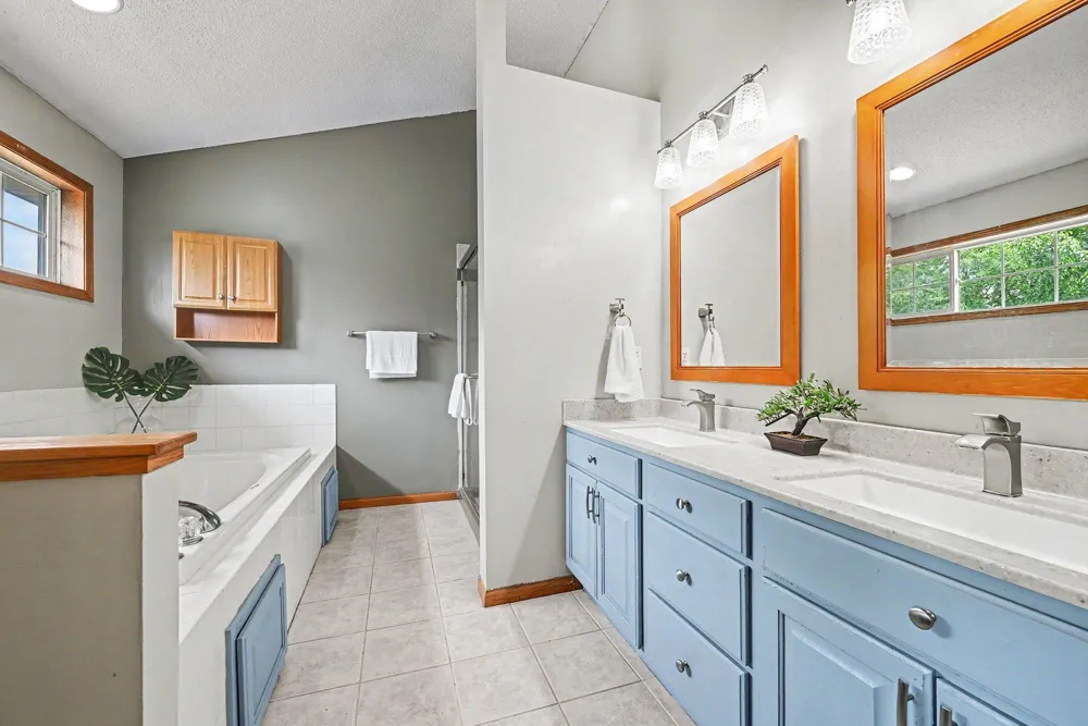 2466 Lone Eagle Trail Woodbury, MN 55129
