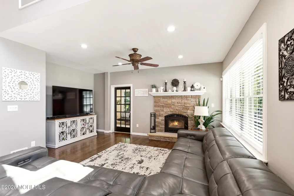 11 Swallow Tail Court Jackson, NJ 08527