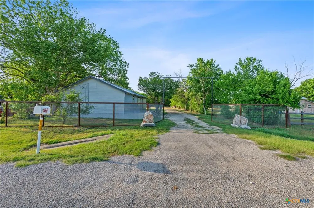 6071 Fm 713 Dale, TX 78616