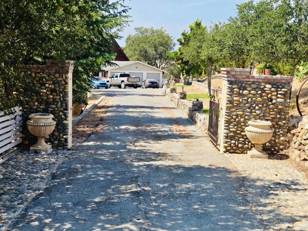 1040 Comstock Road Hollister, CA 95023