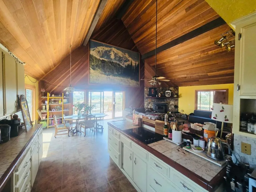 1040 Comstock Road Hollister, CA 95023