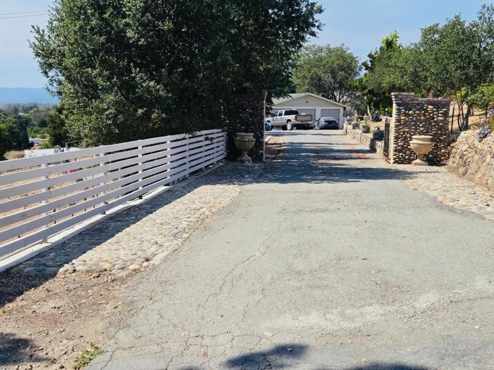 1040 Comstock Road Hollister, CA 95023