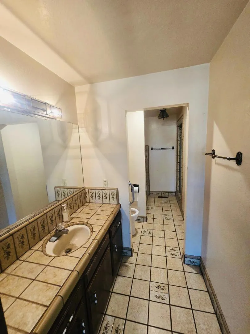 1040 Comstock Road Hollister, CA 95023