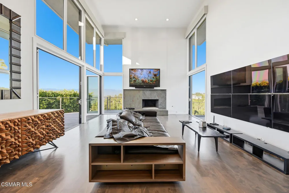 4622 Charmion Lane Encino, CA 91316
