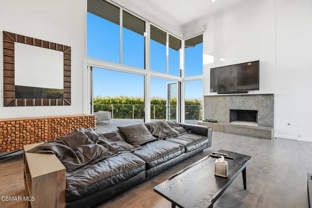 4622 Charmion Lane Encino, CA 91316