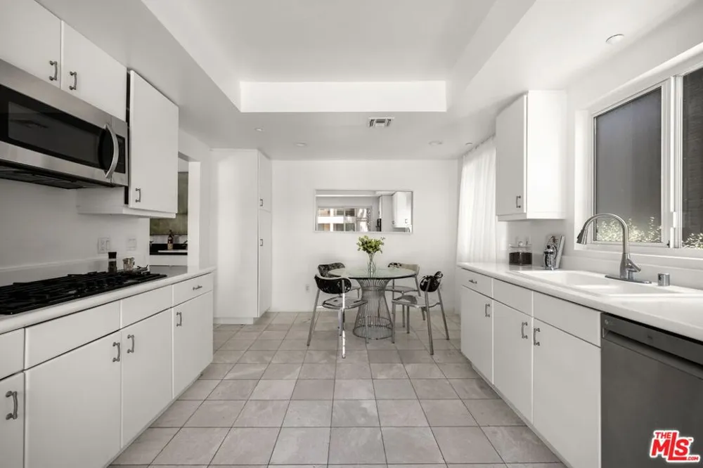 11606 Chenault Street #101 Los Angeles, CA 90049