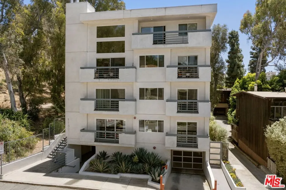 11606 Chenault Street #101 Los Angeles, CA 90049
