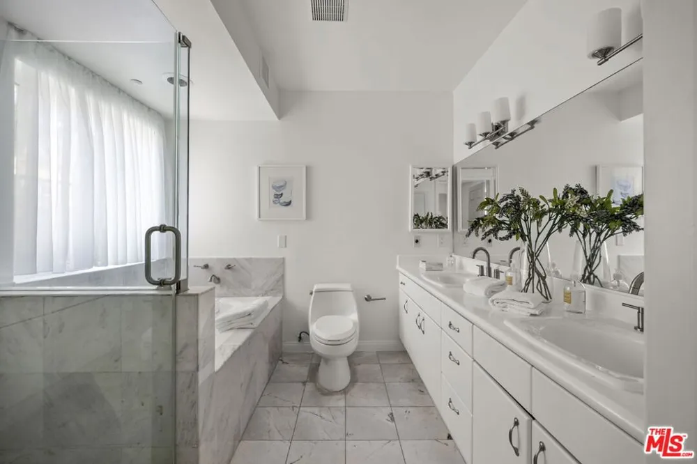 11606 Chenault Street #101 Los Angeles, CA 90049