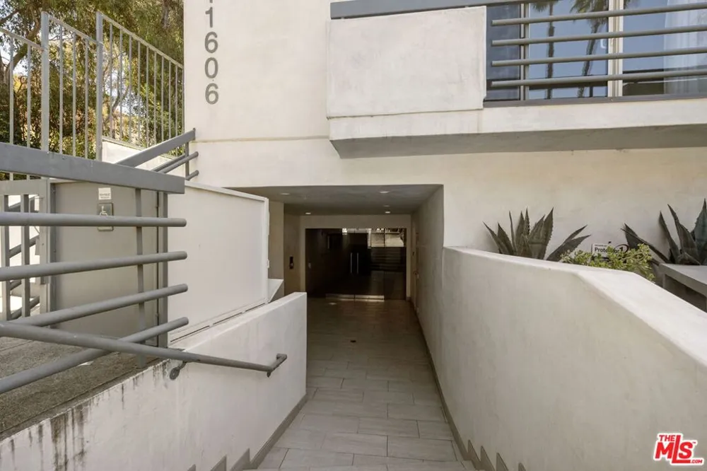 11606 Chenault Street #101 Los Angeles, CA 90049