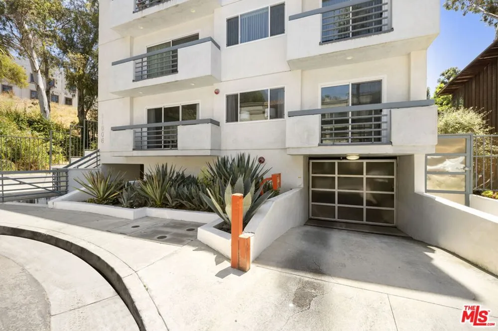 11606 Chenault Street #101 Los Angeles, CA 90049