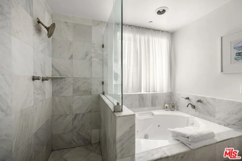 11606 Chenault Street #101 Los Angeles, CA 90049
