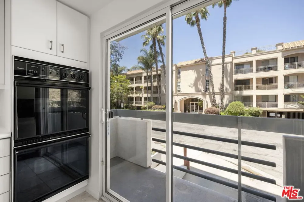 11606 Chenault Street #101 Los Angeles, CA 90049