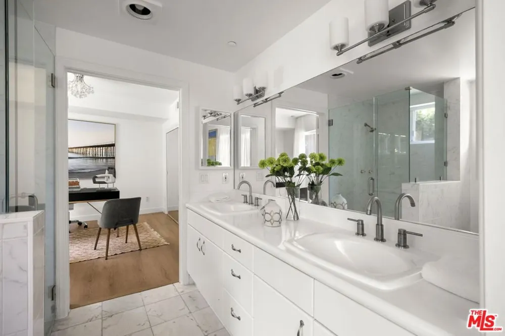 11606 Chenault Street #101 Los Angeles, CA 90049