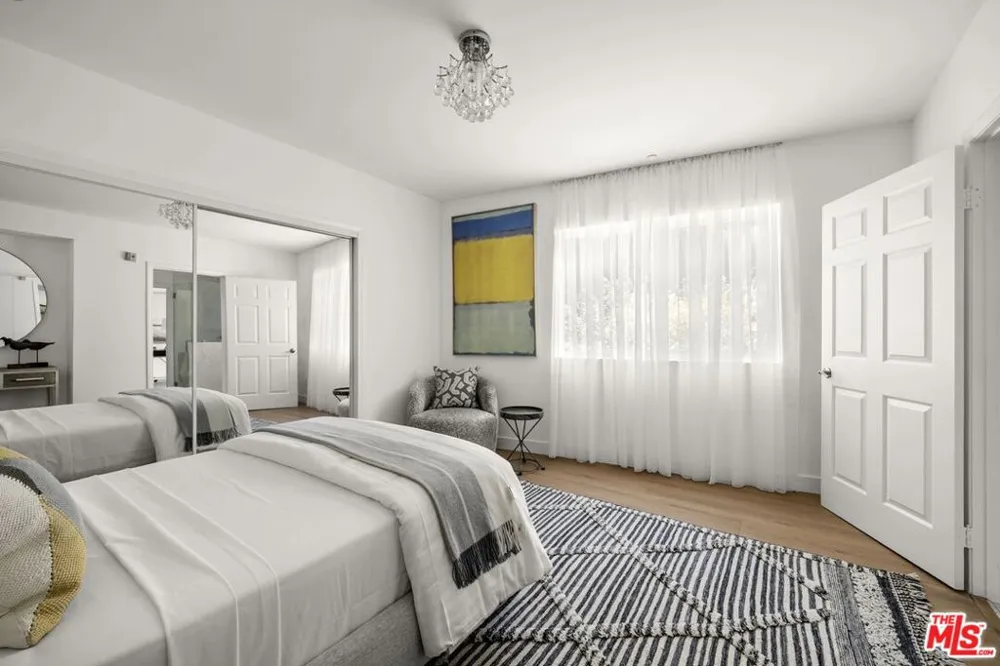 11606 Chenault Street #101 Los Angeles, CA 90049