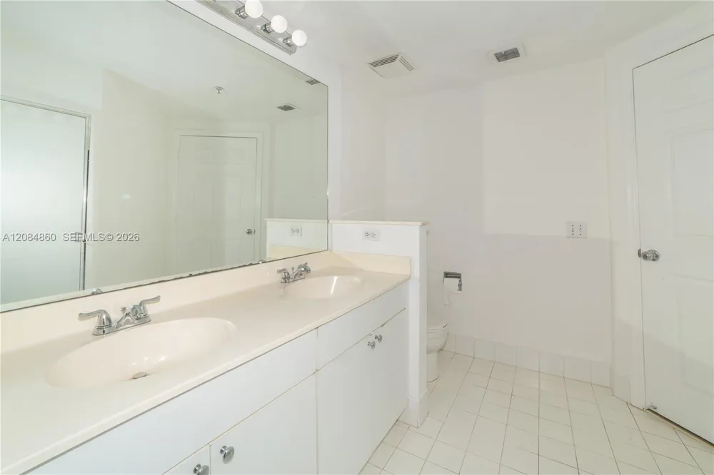 17150 Bay Rd #2512 Sunny Isles Beach, FL 33160