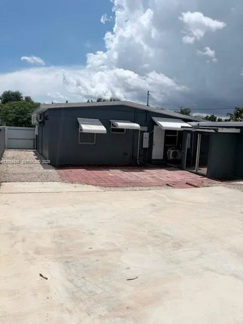 3611 SW 40th St West Park, FL 33023