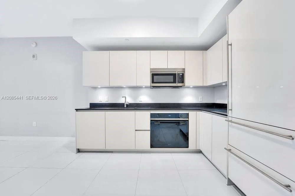 1010 Brickell Ave #1810 Miami, FL 33131