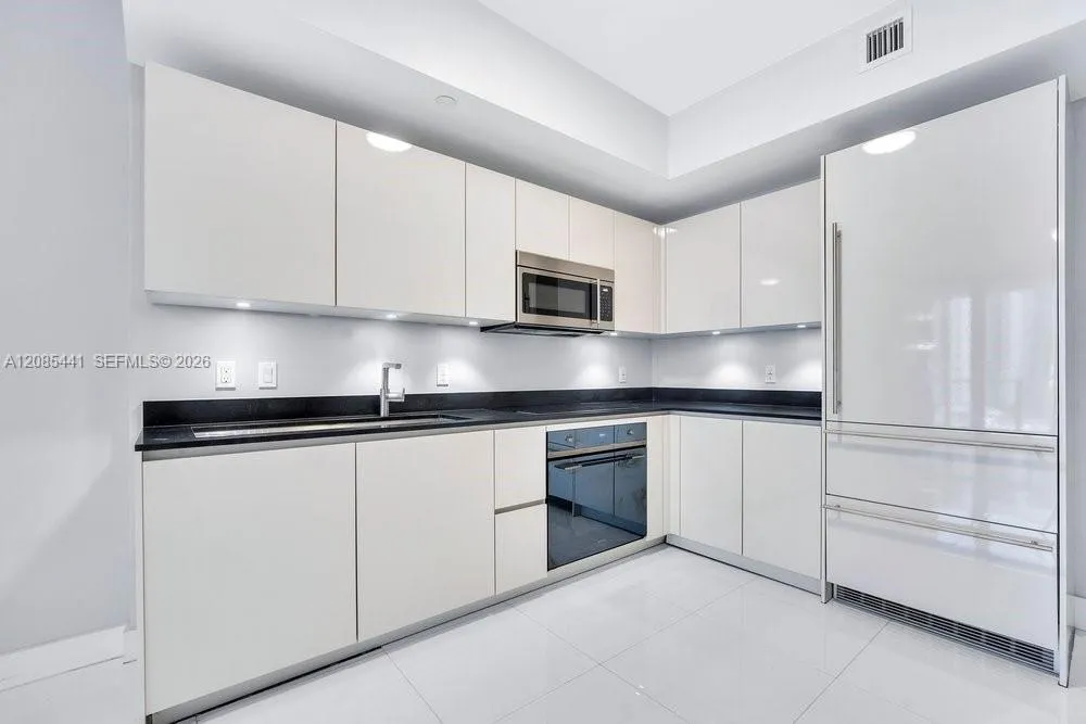 1010 Brickell Ave #1810 Miami, FL 33131