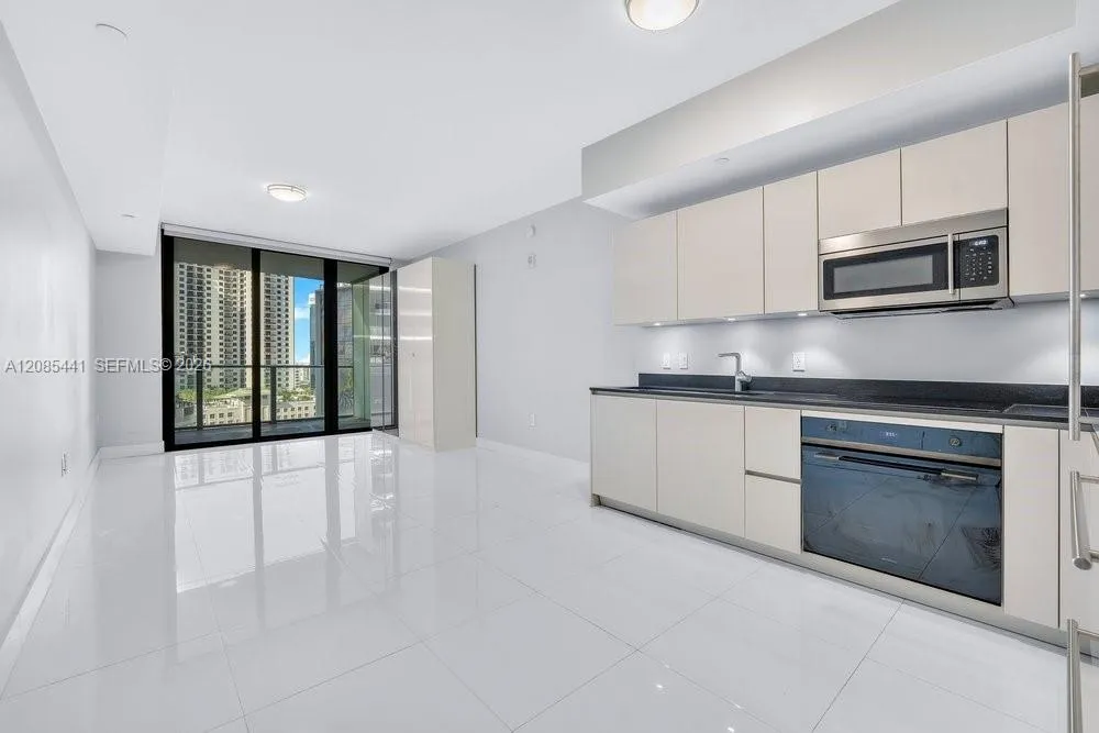 1010 Brickell Ave #1810 Miami, FL 33131