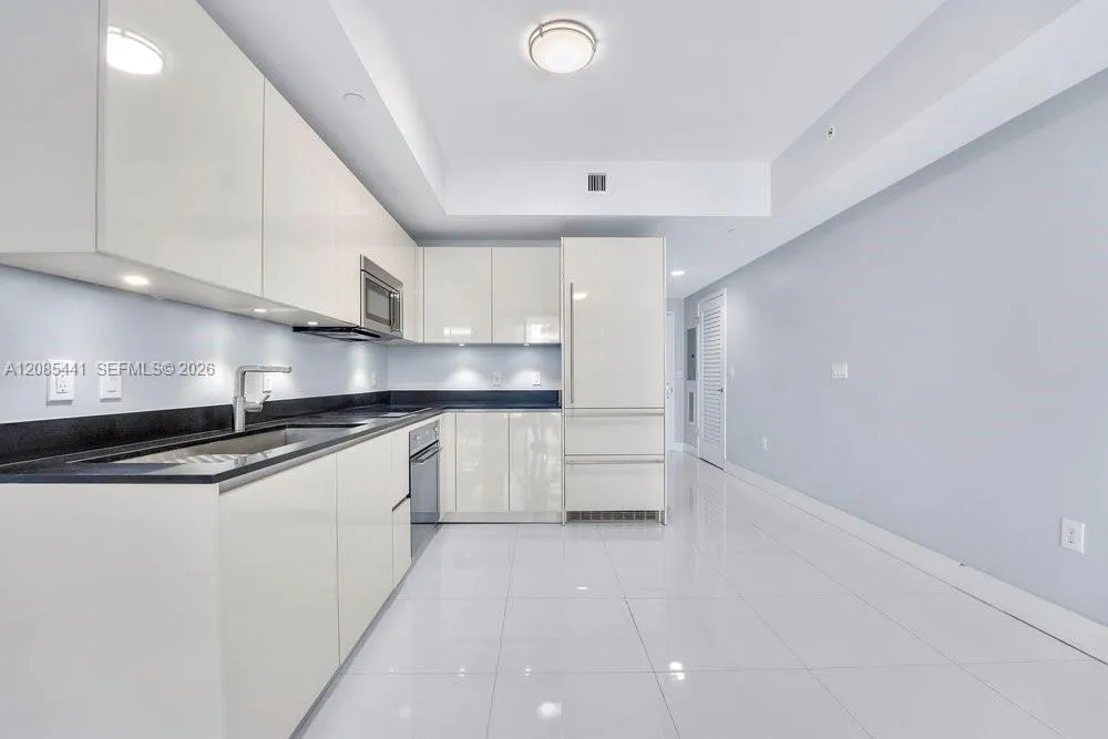 1010 Brickell Ave #1810 Miami, FL 33131