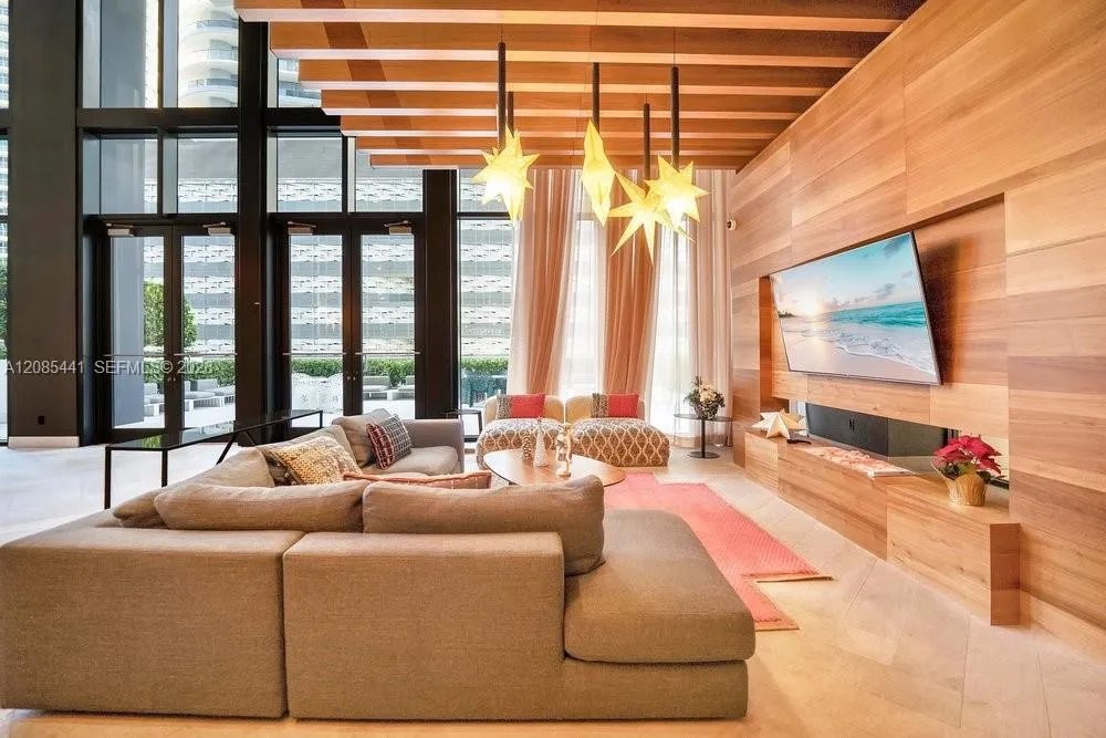 1010 Brickell Ave #1810 Miami, FL 33131