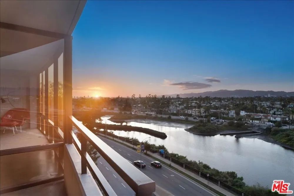 4316 Marina City Drive #327 Marina del Rey, CA 90292