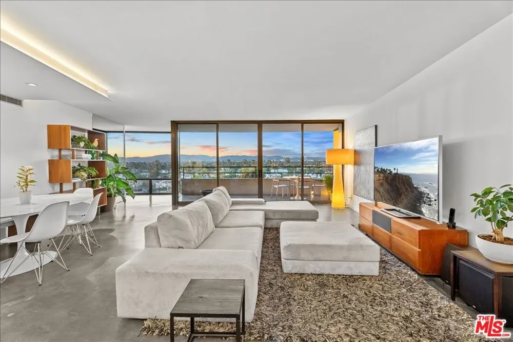 4316 Marina City Drive #327 Marina del Rey, CA 90292