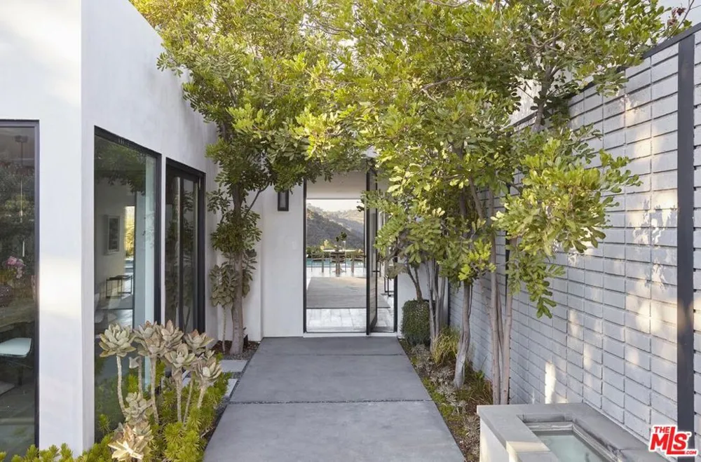 1769 Stone Canyon Road Los Angeles, CA 90077