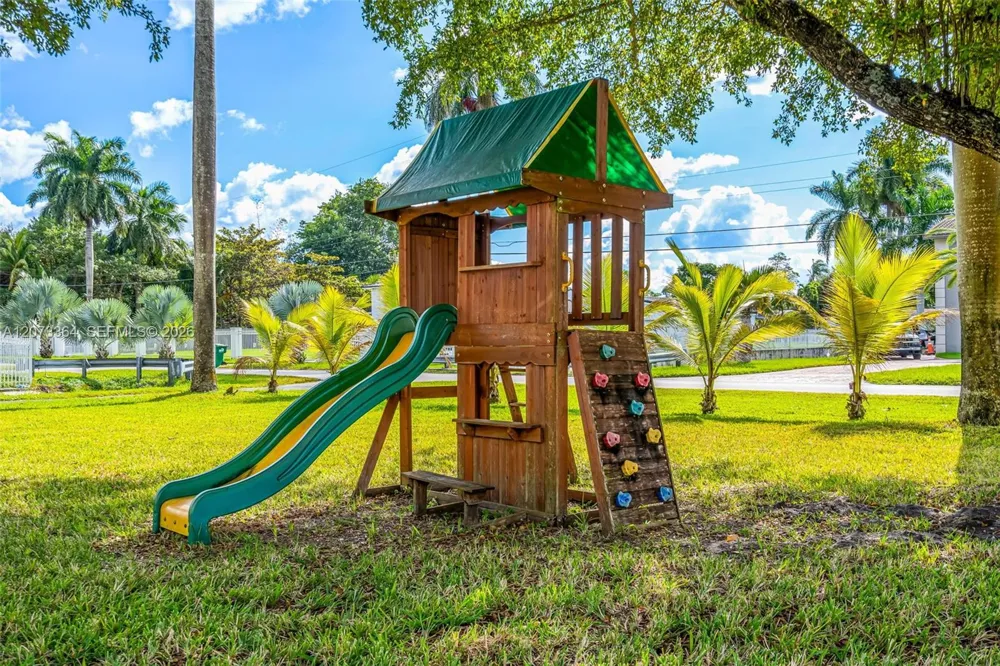 535 Biscayne River Dr Miami, FL 33169