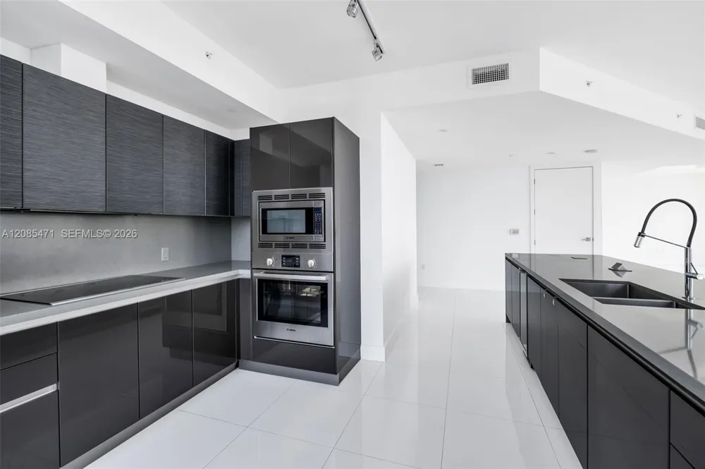 1080 Brickell Ave #3900-3901 Miami, FL 33131