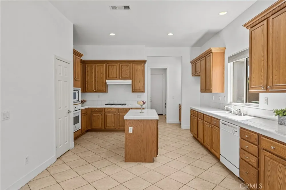 12326 White Horse Court Eastvale, CA 91752
