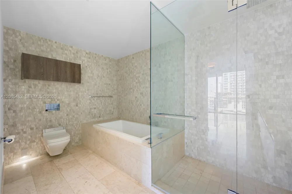 68 SE 6th St #910 Miami, FL 33131