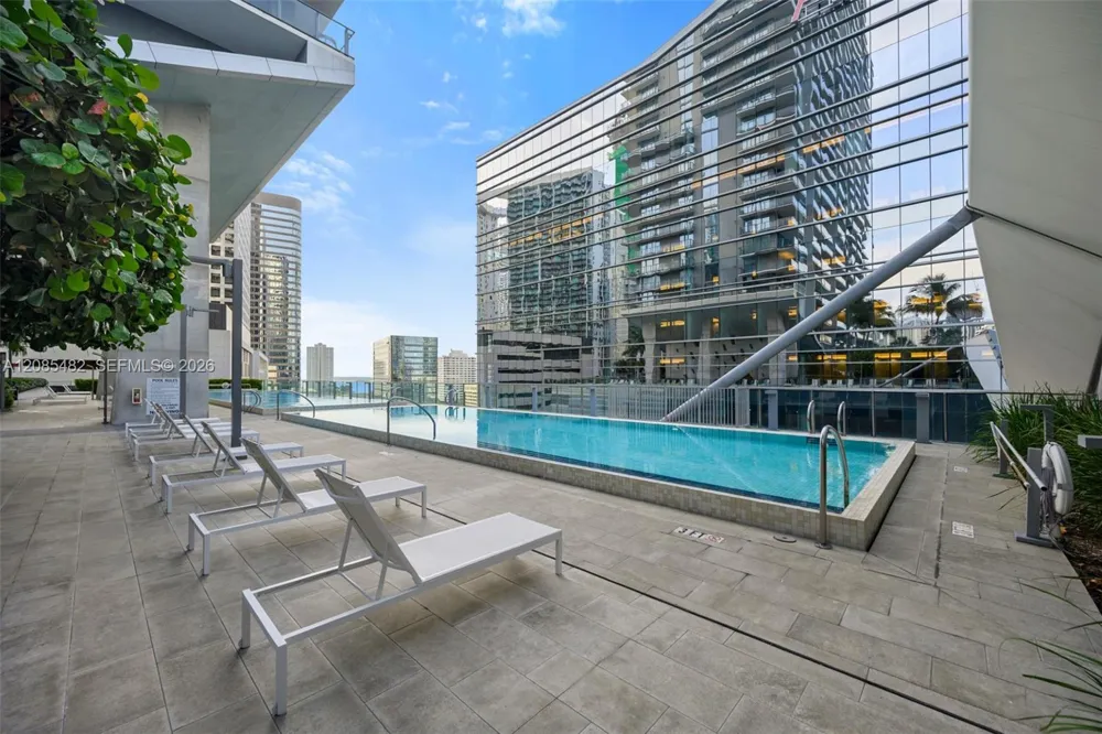 68 SE 6th St #910 Miami, FL 33131