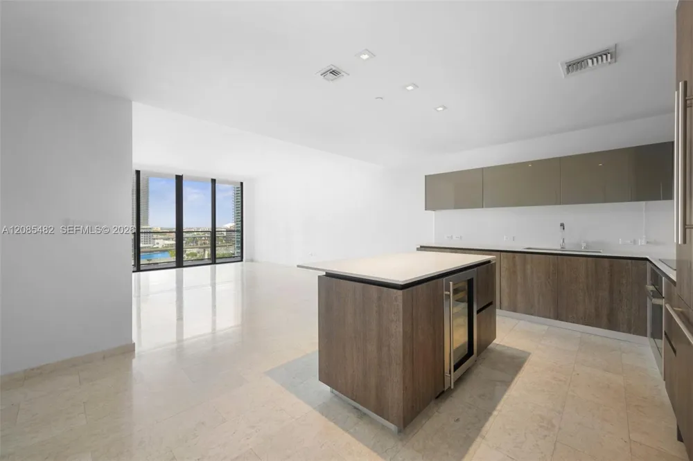 68 SE 6th St #910 Miami, FL 33131