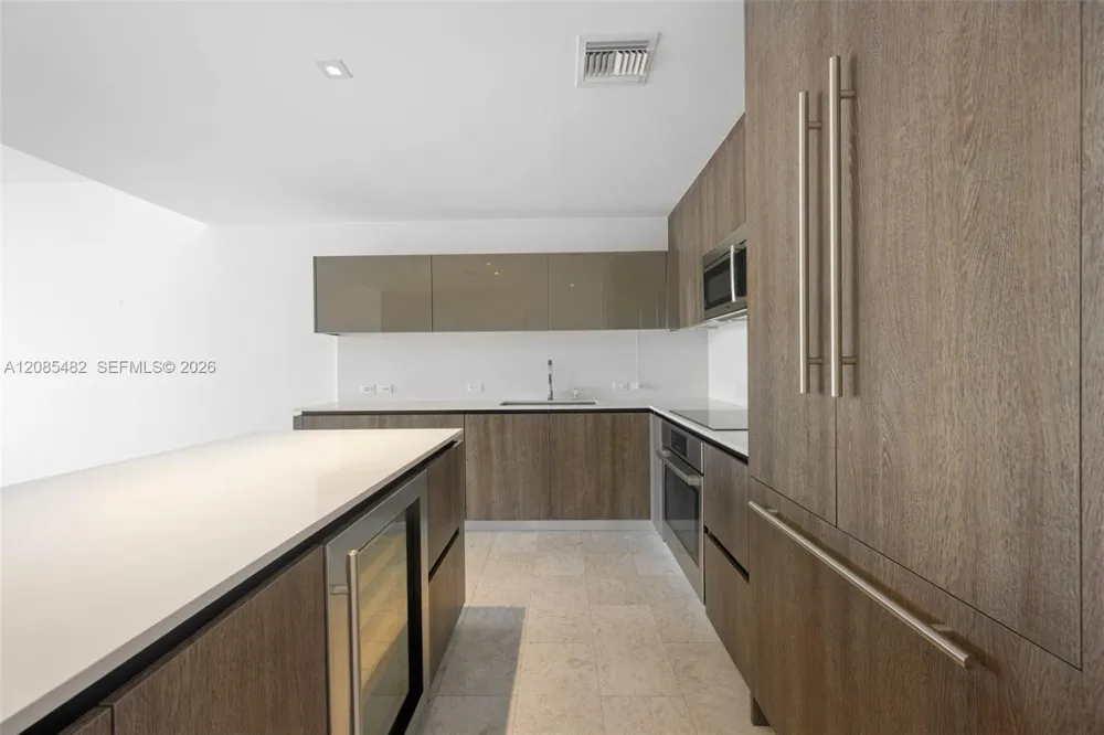 68 SE 6th St #910 Miami, FL 33131