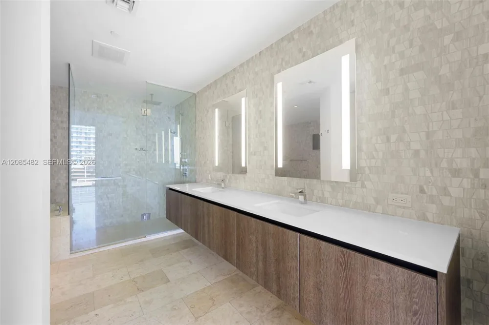 68 SE 6th St #910 Miami, FL 33131