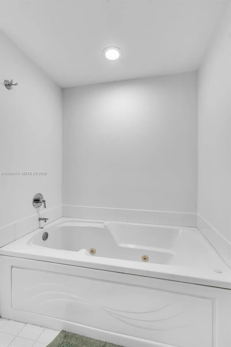 18100 Bay Rd #709 Sunny Isles Beach, FL 33160
