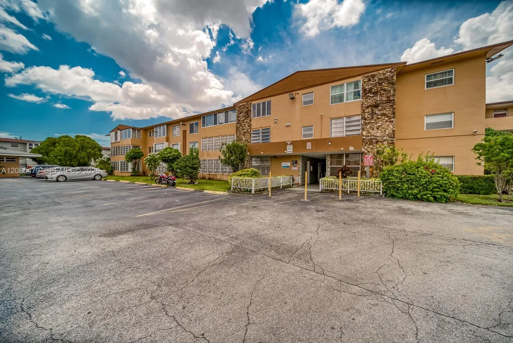 140 Royal Palm Rd #111 Hialeah Gardens, FL 33016
