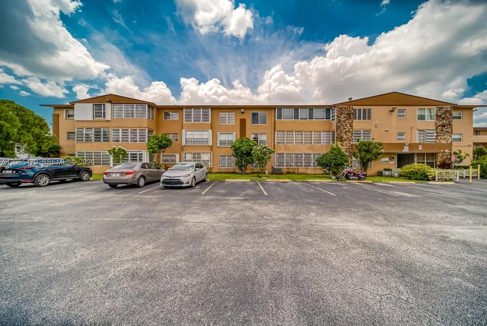 140 Royal Palm Rd #111 Hialeah Gardens, FL 33016