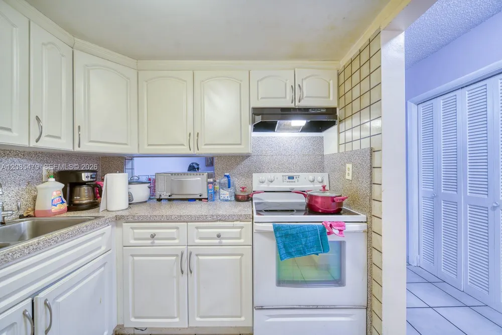 140 Royal Palm Rd #111 Hialeah Gardens, FL 33016