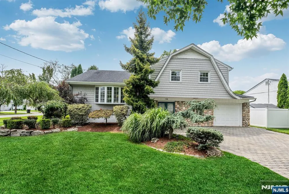 14 Aspen Court Paramus, NJ 07652