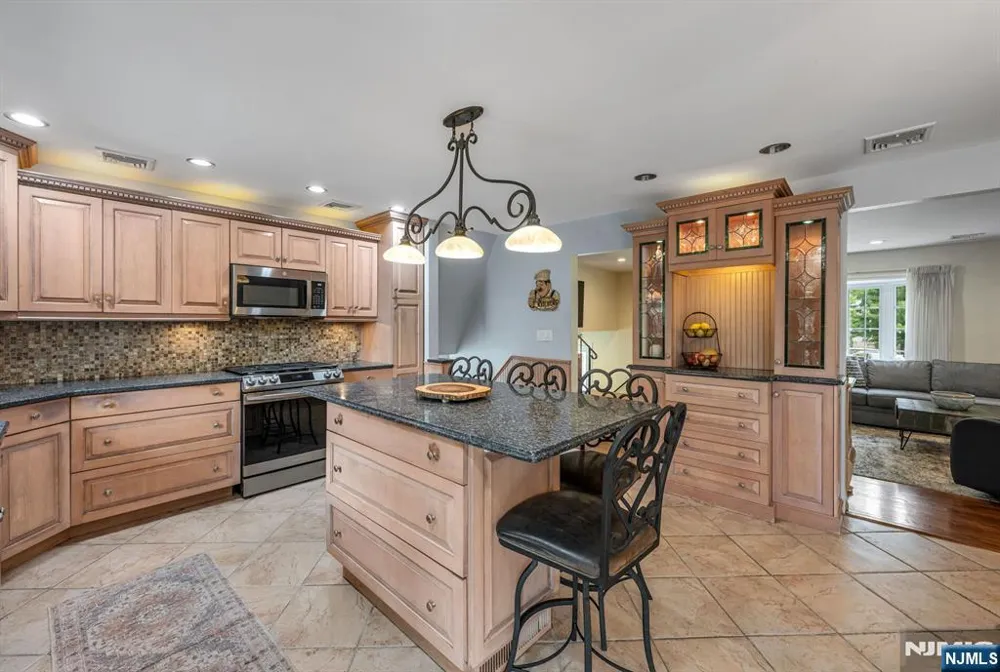 14 Aspen Court Paramus, NJ 07652