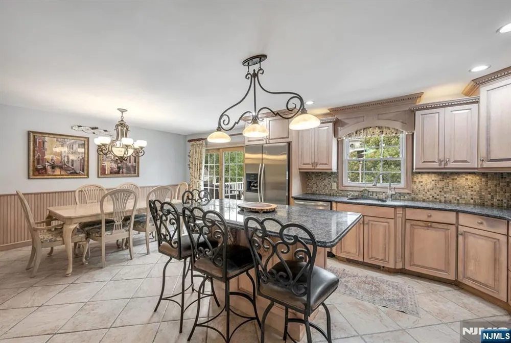 14 Aspen Court Paramus, NJ 07652