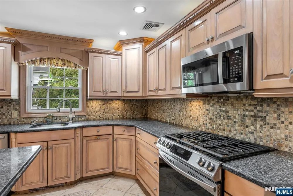 14 Aspen Court Paramus, NJ 07652