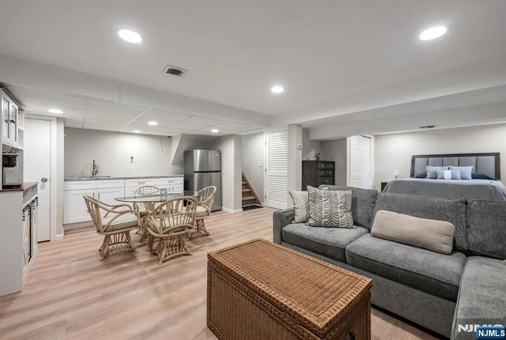 14 Aspen Court Paramus, NJ 07652